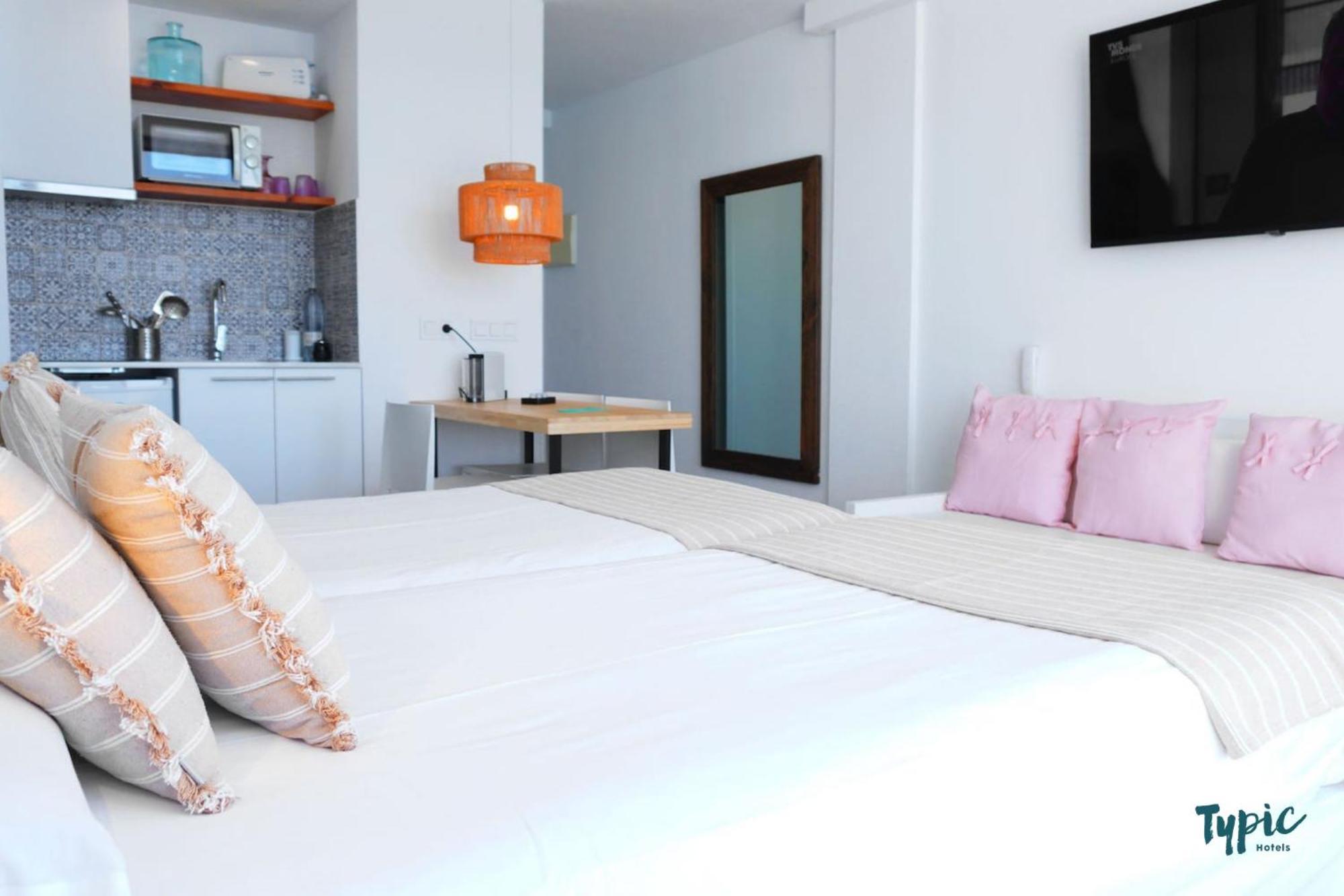 Апарт отель Typic Marina Playa - Adults Only Сан-Антонио-Абад Экстерьер фото