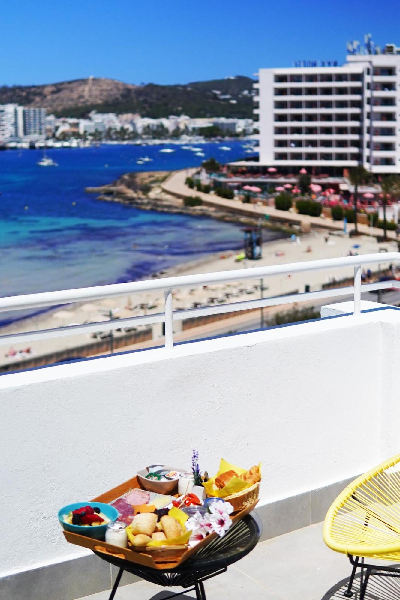 Апарт отель Typic Marina Playa - Adults Only Сан-Антонио-Абад Экстерьер фото