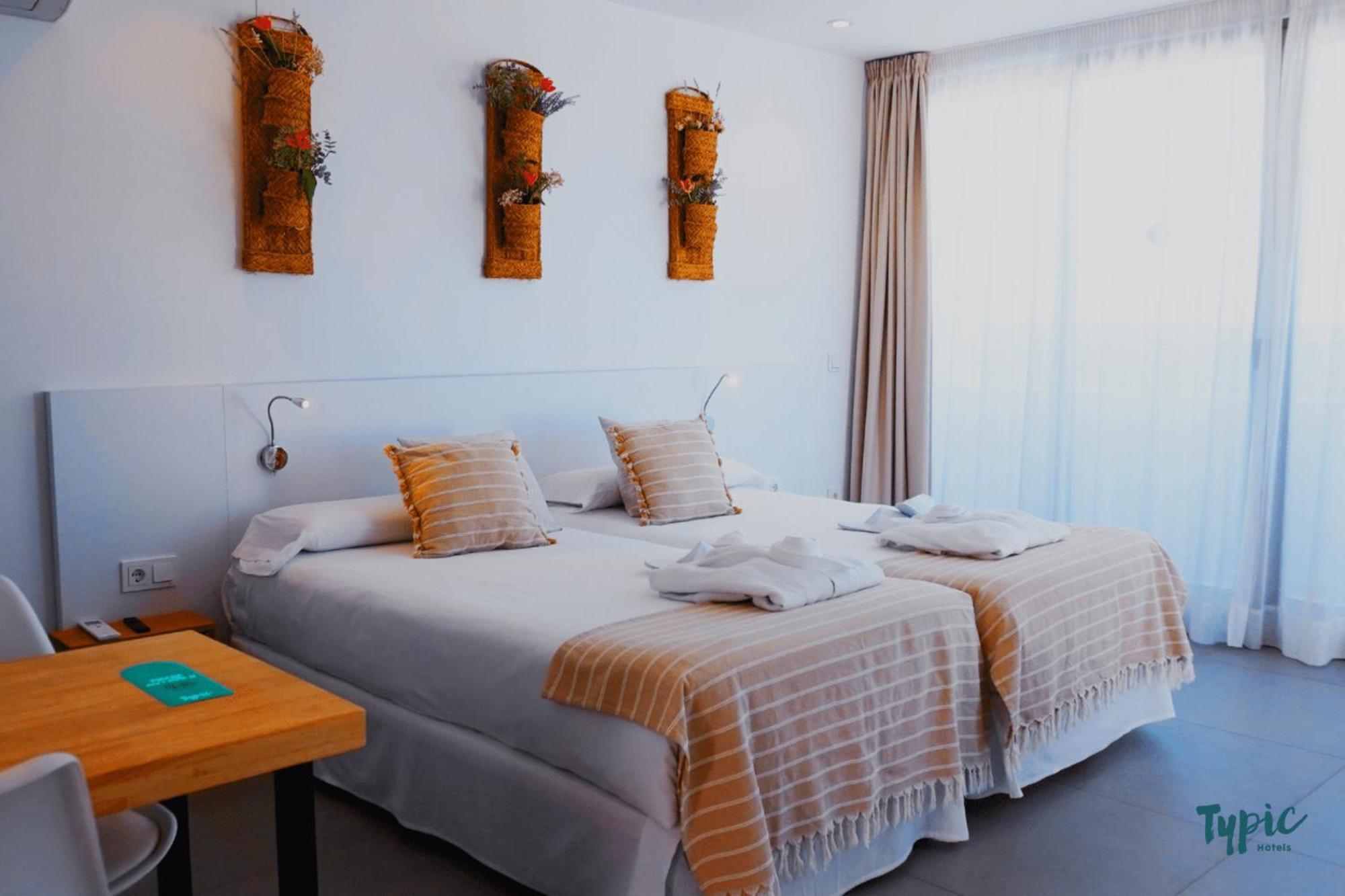 Апарт отель Typic Marina Playa - Adults Only Сан-Антонио-Абад Экстерьер фото