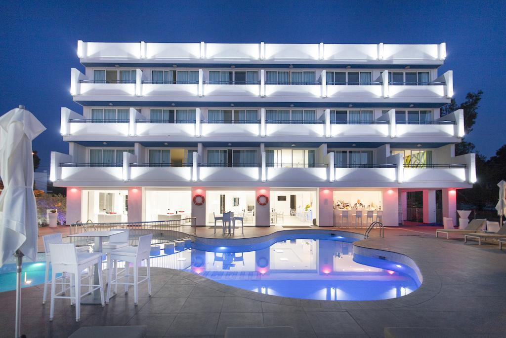 Апарт отель Typic Marina Playa - Adults Only Сан-Антонио-Абад Экстерьер фото
