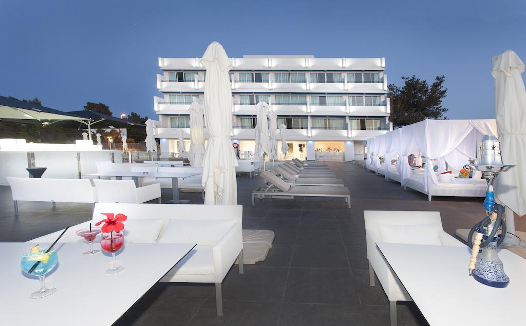 Апарт отель Typic Marina Playa - Adults Only Сан-Антонио-Абад Экстерьер фото